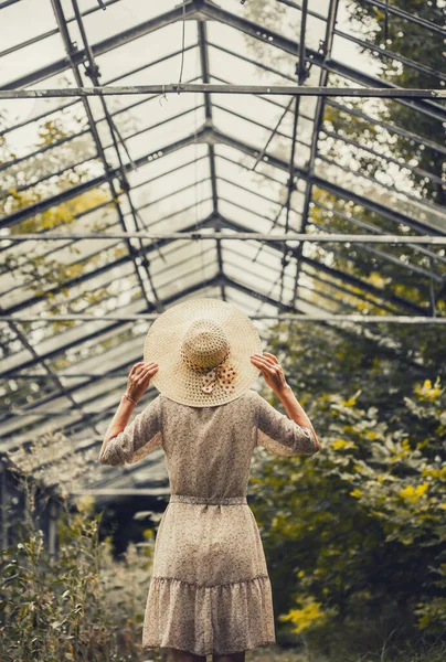 Mujer Caucásica Flores Vestido Retro Sombrero Viejo Invernadero — Foto de Stock
