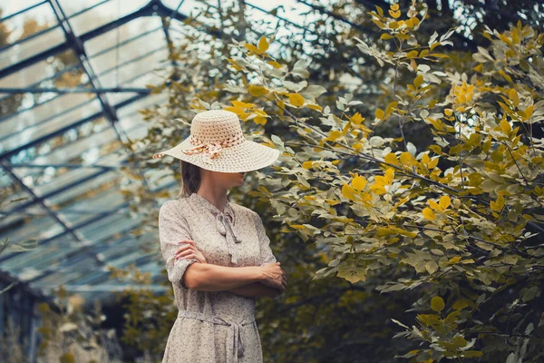 Mujer Caucásica Flores Vestido Retro Sombrero Viejo Invernadero — Foto de Stock