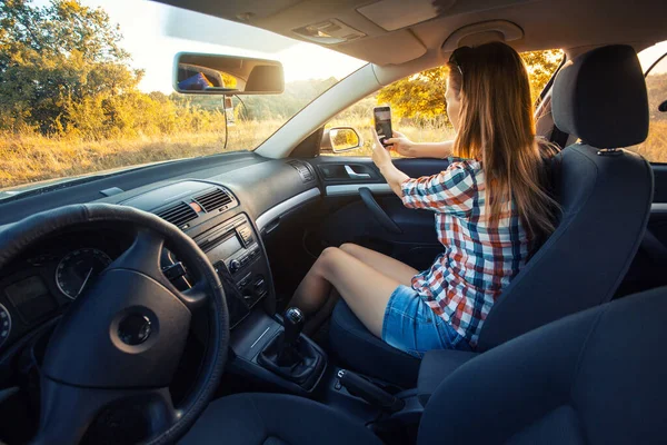 Jeune Femme Fait Selfie Téléphone Depuis Fenêtre Voiture Voyage Dans — Photo