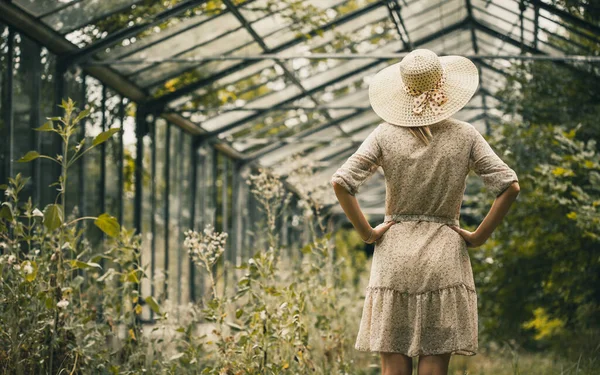 Mujer Caucásica Flores Vestido Retro Sombrero Viejo Invernadero — Foto de Stock