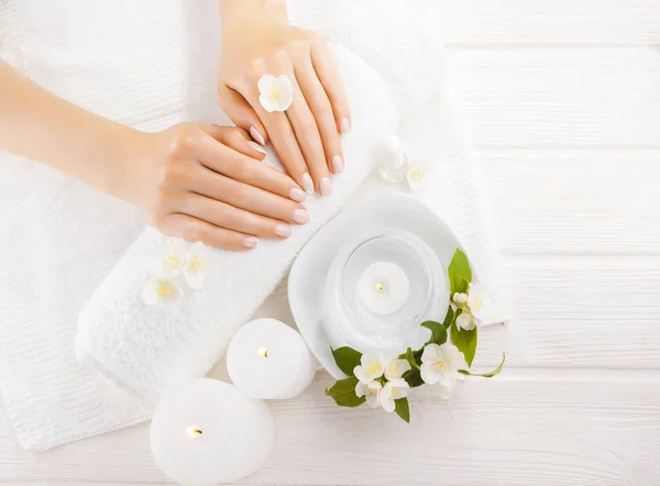 Piękny Francuski Manicure Jaśminu Świeca Ręcznik Białym Drewnianym Stole Spa — Zdjęcie stockowe