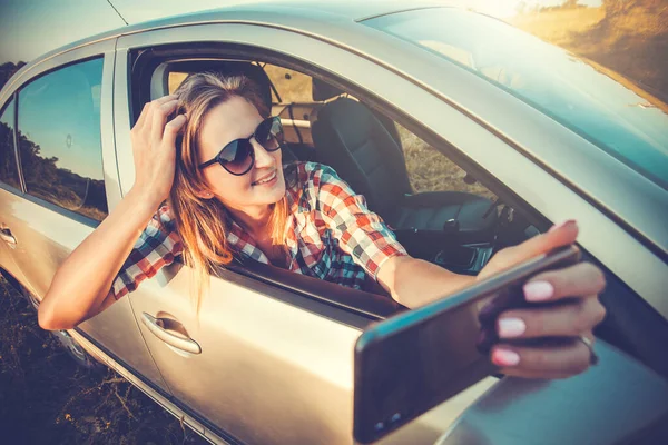 Młoda Kobieta Robi Selfie Przez Telefon Okna Samochodu Podróże Naturze — Zdjęcie stockowe