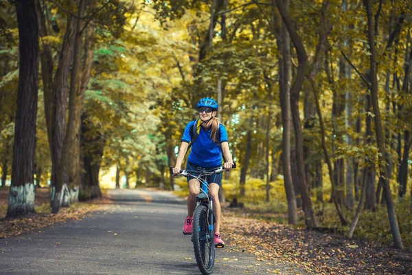 Vit Kvinna Cyklist Rider Mountainbike Skogsstigar Fritid — Stockfoto