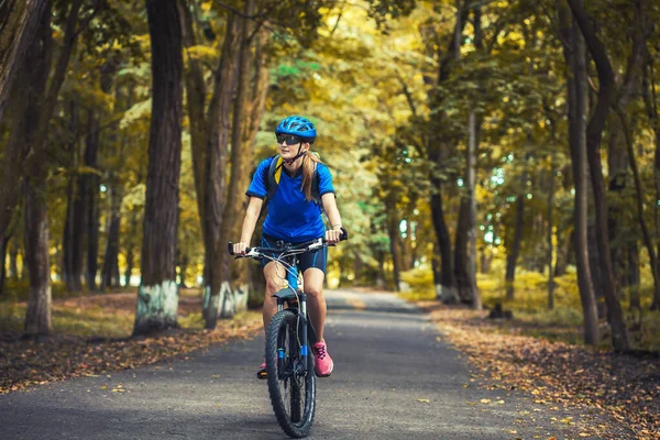 Vit Kvinna Cyklist Rider Mountainbike Skogsstigar Fritid — Stockfoto