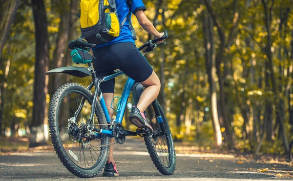 Caucasian Woman Cyclist Rides Mountain Bike Forest Trails Leisure Back — Stock Photo, Image