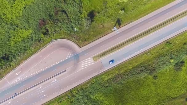 자동차와 트럭으로 고속도로를 달리는 비행기 — 비디오