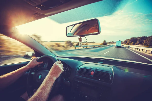 Armaturenbrett und Lenkrad im Auto — Stockfoto