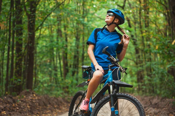 Radfahrerin fährt Mountainbike auf Waldwegen. — Stockfoto