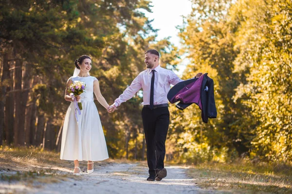 Novia Feliz Novio Están Caminando Parque Verde — Foto de Stock