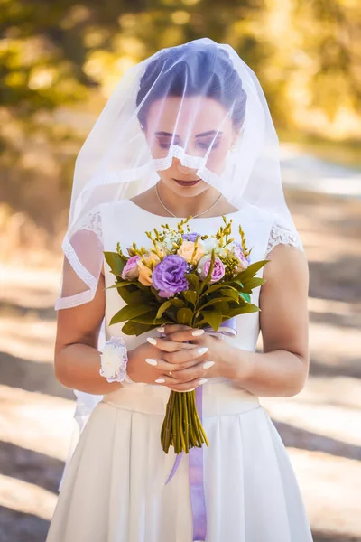 Noiva Feliz Com Buquê Está Andando Parque Verde — Fotografia de Stock