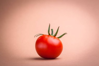 Domatesten yapılmış yaratıcı kırmızı bir düzen. Düz yatıyordu. Yiyecek konsepti