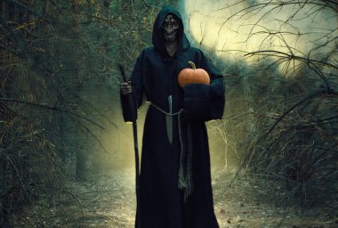 İblis kostümlü korkunç kadın ve ormanda elinde balkabağı tutan korkunç kadın. Vampir hayalet insanlar, Mutlu Cadılar Bayramı konsepti