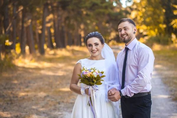 Novia Feliz Novio Están Caminando Parque Verde — Foto de Stock