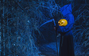 İblis kostümlü korkunç kadın ve ormanda elinde balkabağı tutan korkunç kadın. Vampir hayalet insanlar.