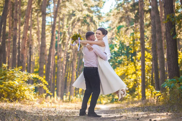 Sposi stanno camminando nel parco verde — Foto Stock