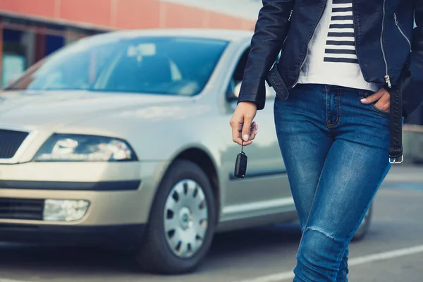 여성의 손에 들고 있는 자동차 열쇠 — 스톡 사진