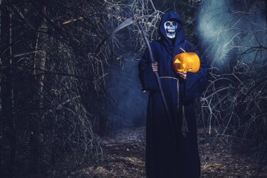 İblis kostümlü korkunç kadın ve ormanda elinde balkabağı tutan korkunç kadın. Vampir hayalet insanlar.