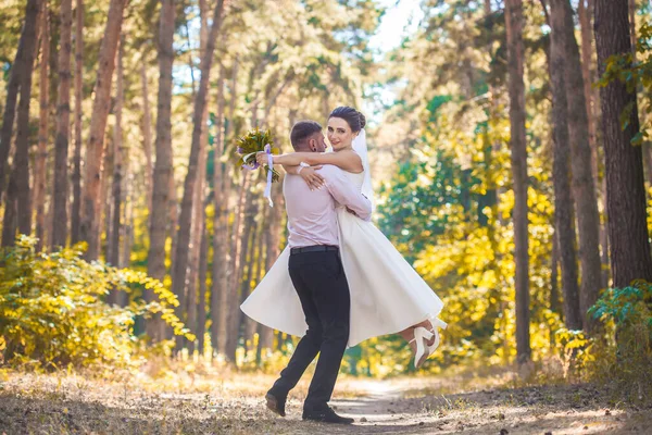 Recém-casados estão andando no parque verde — Fotografia de Stock