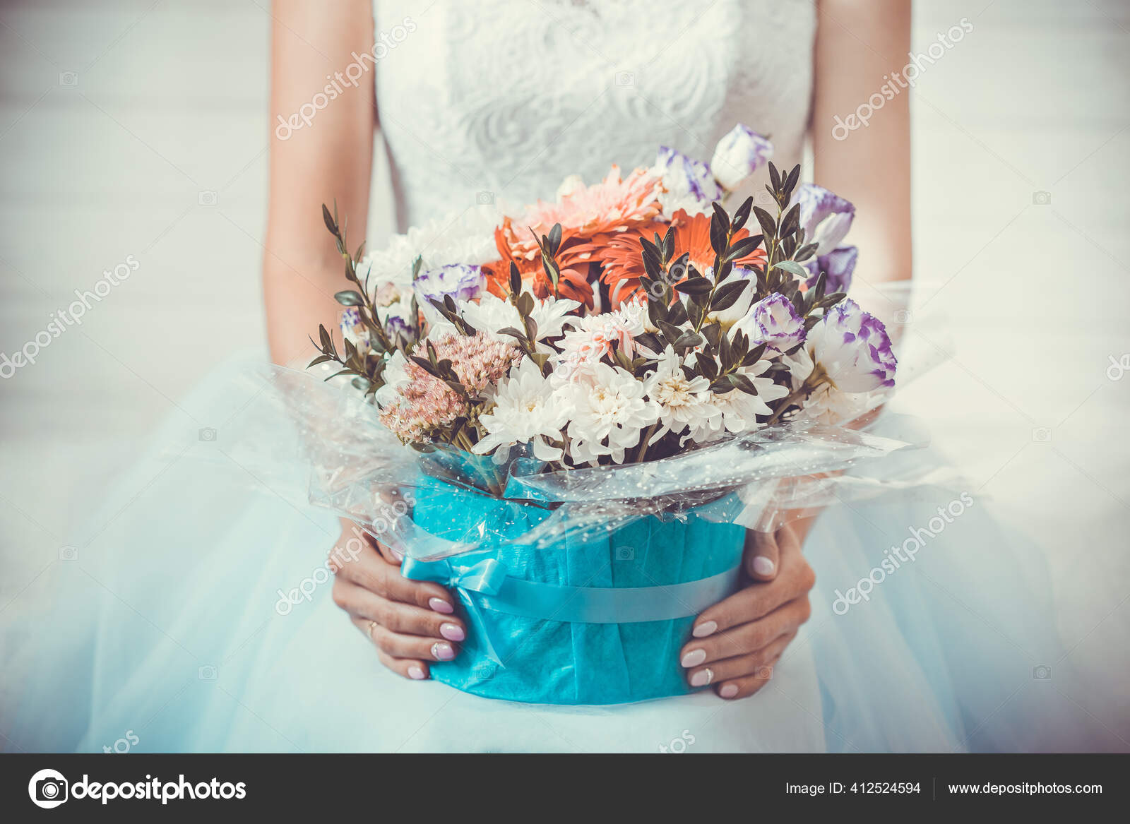 白いウェディングドレスの背景に花の箱を持つ女性の手 ストック写真 C Titov