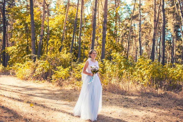 Noiva Feliz Com Buquê Está Andando Parque Verde — Fotografia de Stock