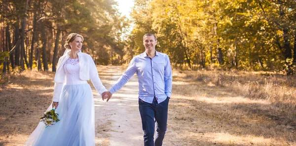 Novia Feliz Novio Están Caminando Verde Bosque Pinos — Foto de Stock