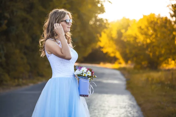 Sposa Felice Con Bouquet Sta Camminando Nel Parco Verde — Foto Stock