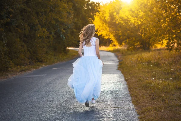 Šťastná Nevěsta Kyticí Prochází Zeleným Parkem — Stock fotografie