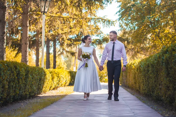 Novia Feliz Novio Están Caminando Parque Verde — Foto de Stock