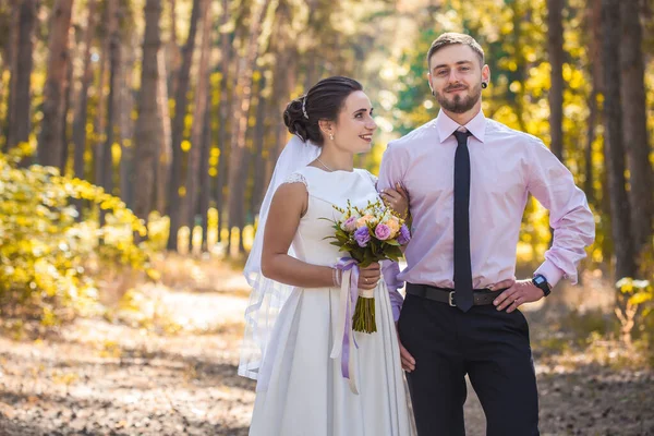 快乐的新娘和新郎在绿地里散步 — 图库照片