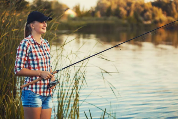 Linda Mujer Caucásica Pesca Con Caña Lago Verano Puesta Del —  Fotos de Stock