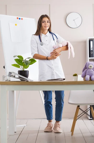 Woman Pediatrician Her Light Office Table White Coat Stenantoscope — Stock Photo, Image