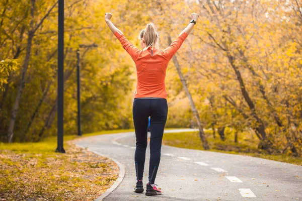 Atleta Donna Una Corsa Mattutina Nel Parco Della Città Autunno — Foto Stock