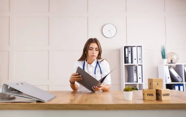 Ung Kvinnlig Läkare Vit Rock Ett Kliniskt Kontor Hälso Och — Stockfoto