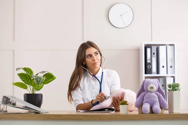 Young Female Doctor White Coat Clinical Office Health Care Concept — Stock Photo, Image