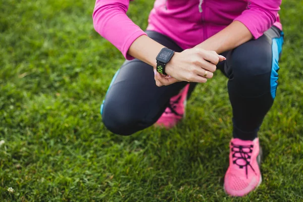 Woman Runner Measures Heart Rate While Jogging Using Smart Watch — Stock Photo, Image
