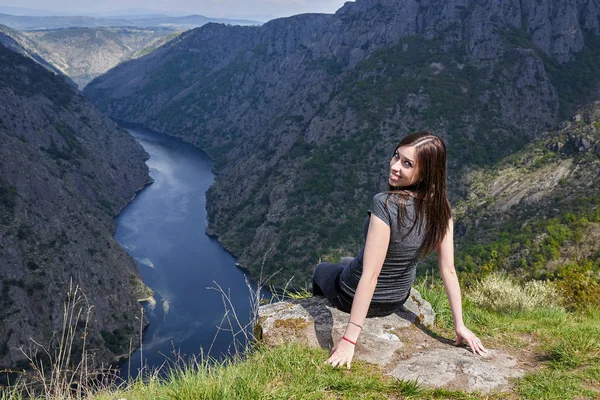 Mladá žena zvažující sil — Stock fotografie