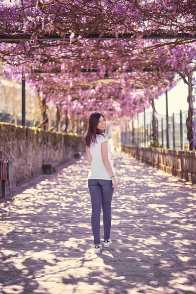 Mujer joven caminando por Allariz —  Fotos de Stock