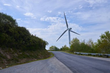 Bir yolun yakınında rüzgar türbini
