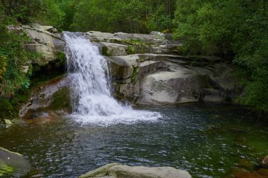 Şelaleli doğal havuz