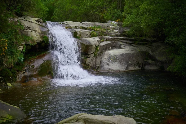 Şelaleli doğal havuz