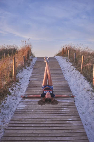 Galicia 'da bir yaya köprüsünde poz yapan genç kadın