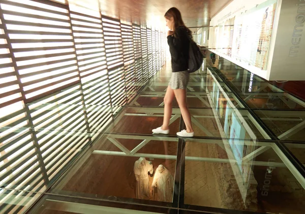 Mujer joven caminando sobre un piso de cristal —  Fotos de Stock