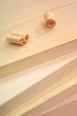 bazı çam tahtaları üzerinde iki ahşap talas