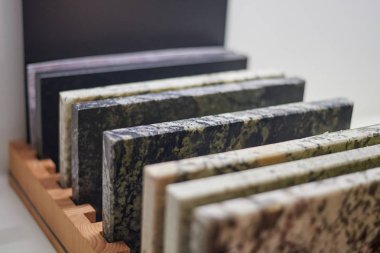 Farklı taş türlerinden yapılmış fayans koleksiyonu