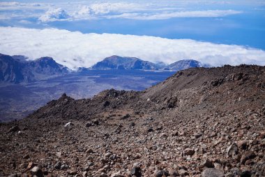 Tenerife, İspanya'daki Teide Dağı'ndaki bulutlardan daha yüksek volkanik kayalar