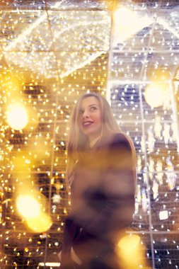 Vigo, Galiçya, İspanya 'da Noel ışıklarının tadını çıkaran genç bir kadın.