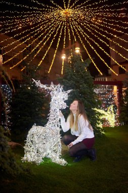 Vigo, Galiçya, İspanya 'da Noel süsünün tadını çıkaran genç bir kadın.