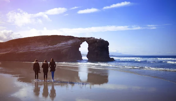 Tres jóvenes caminando por la playa de las catedrales de Galicia —  Fotos de Stock