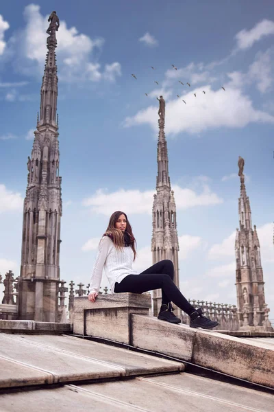 Junge Frau auf dem Dach der Mailänder Kathedrale — Stockfoto