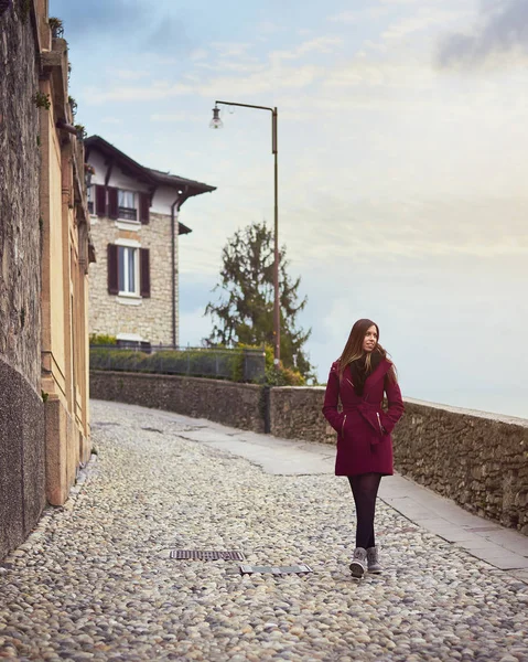 Mujer joven caminando por una calle peatonal en Italia —  Fotos de Stock